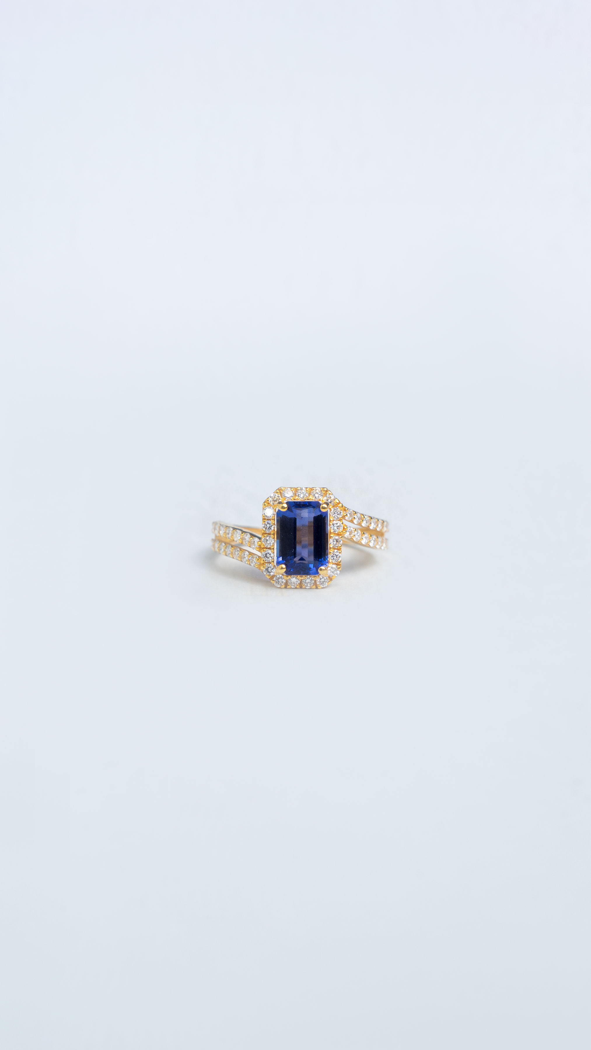 Tanzanite & Diamond Gold Ring 
